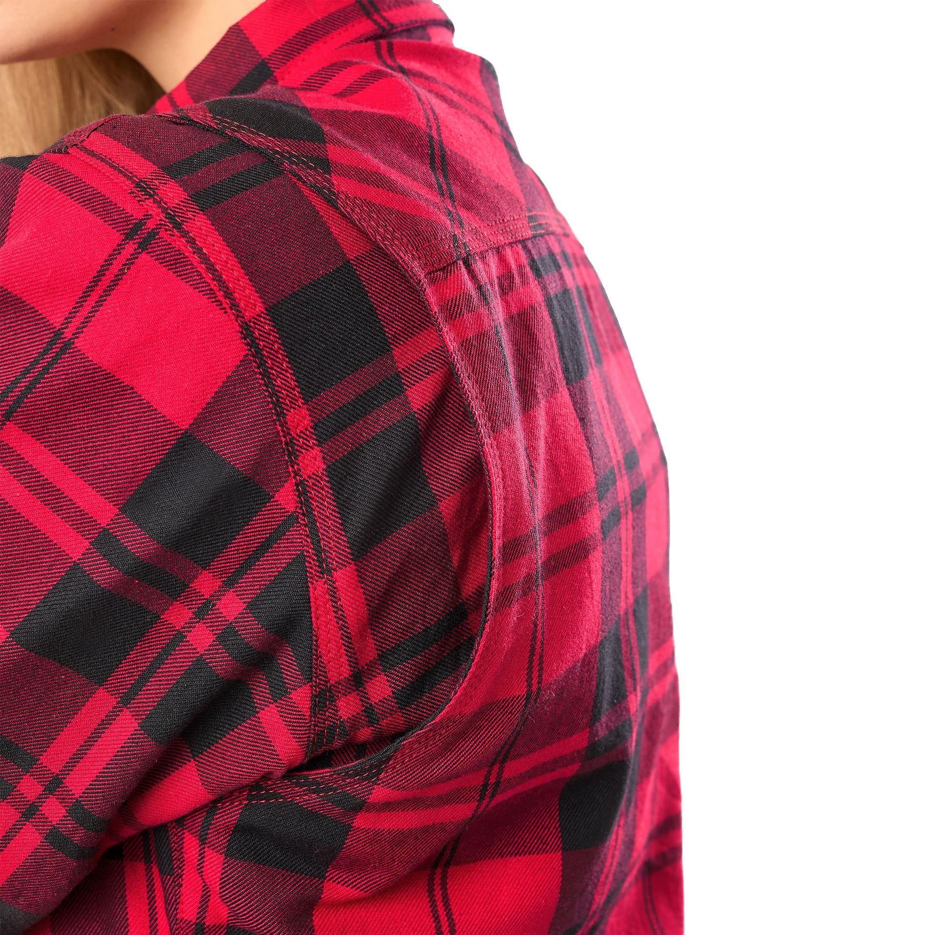 Laura Vixen – koszula motocyklowa, zbliżenie na czerwoną flanelę w kratę i niebieski jeans.