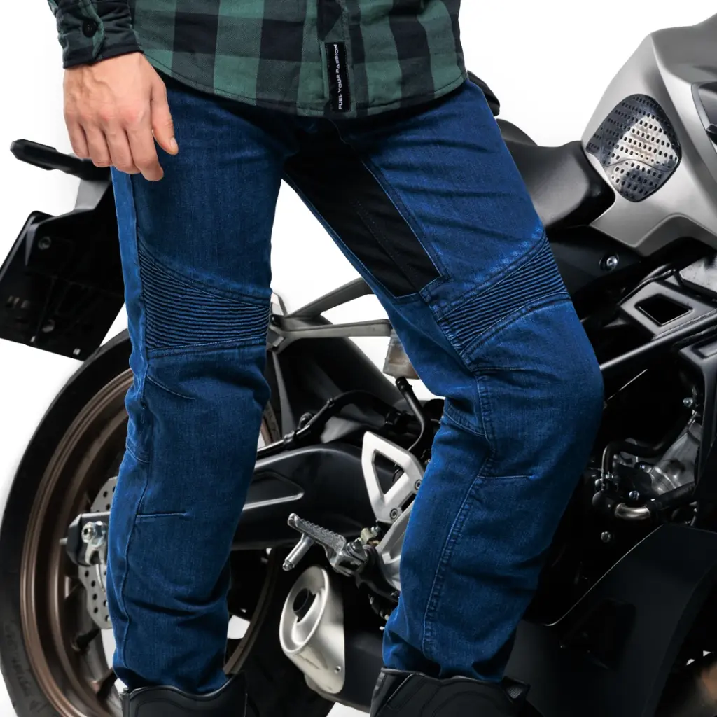 Alfa Thrust Erick Storm – spodnie motocyklowe, męskie jeansy ochronne w kolorze ciemnoniebieskim podczas jazdy na motocyklu.