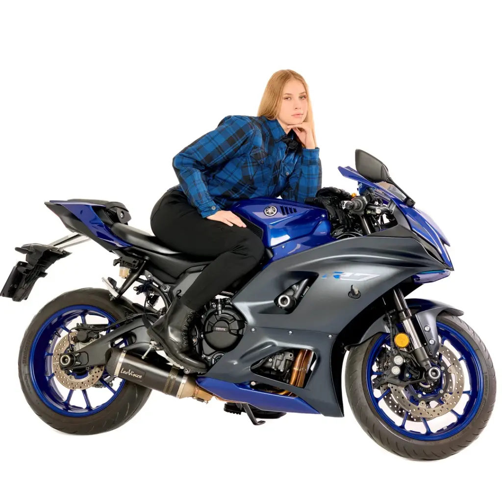 Alfa Thrust Laura Vixen – koszula motocyklowa, kobieta w niebieskiej flaneli ochronnej siedząca na motocyklu sportowym.