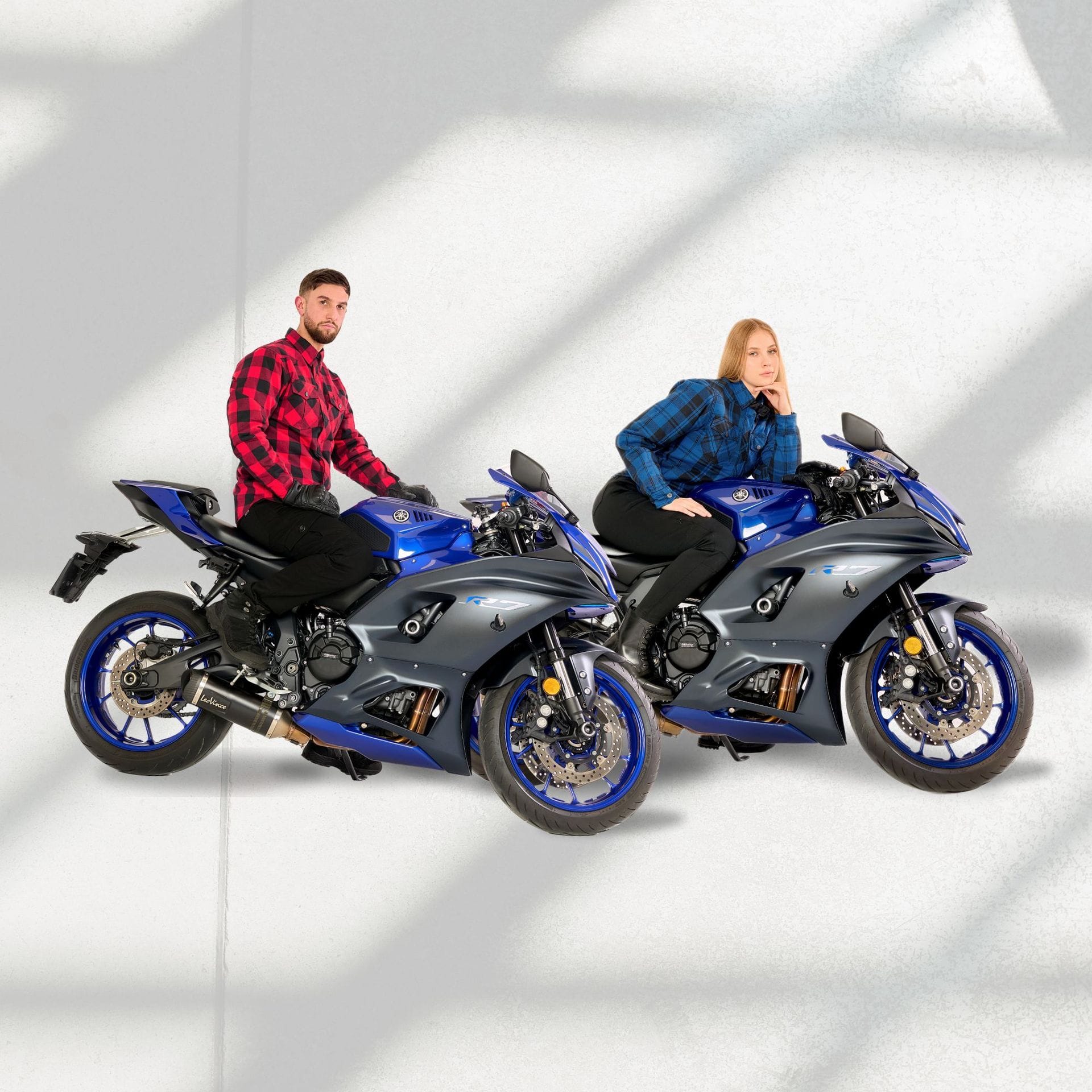 Dwoje motocyklistów w ochronnej odzieży na sportowych motocyklach, bezpieczeństwo i styl w drodze